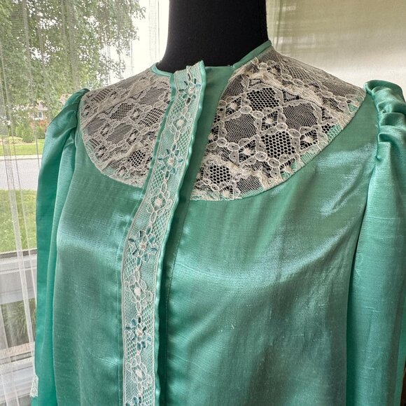 Vintage 1960s pajama top, mint/aqua, wide cream lace yoke & trim, puff shoulders - Picture 2 of 9